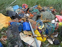 Reste von Gebrauchsartikeln aus Kunststoff, angeschwemmt und zusammengetragen auf der Insel Mellum